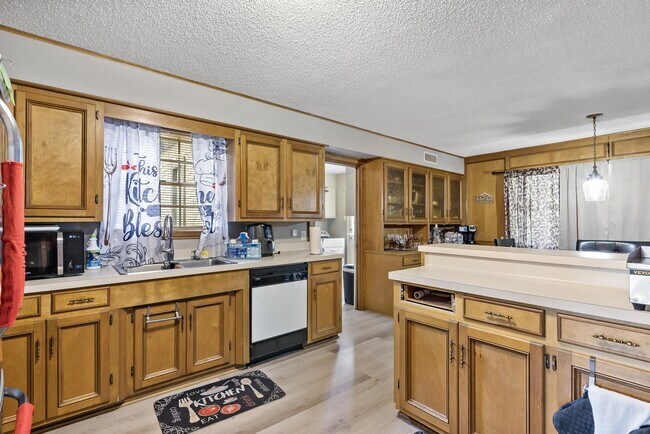 Building Photo - 2508 Memorial Dr