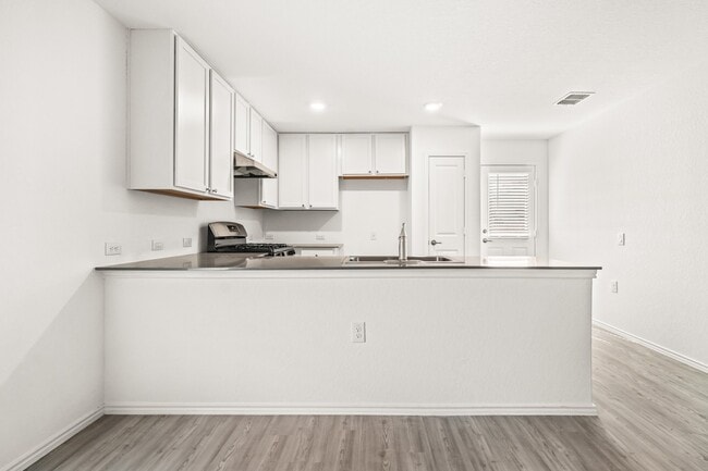 Building Photo - 10119 Ana Hts