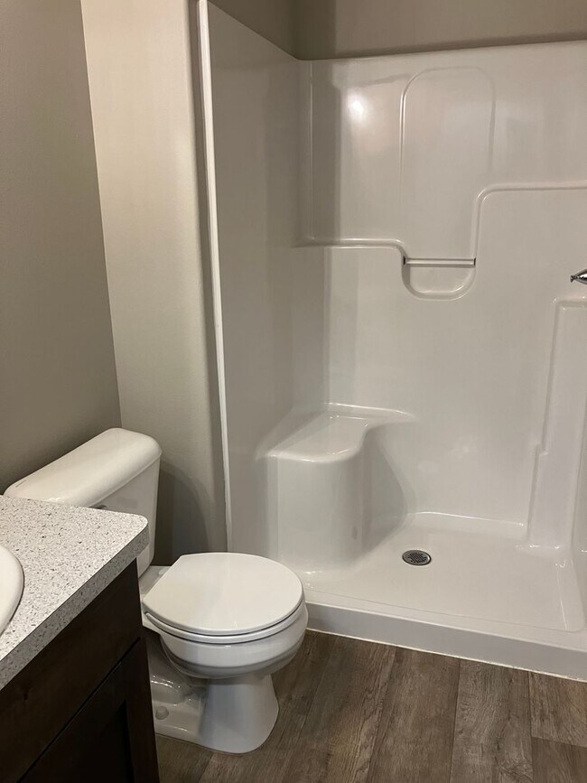 Building Photo - 4 Bed 2.5 Bath Single Family Home