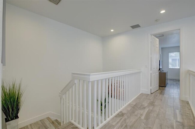 Building Photo - 131 S E 7th Way