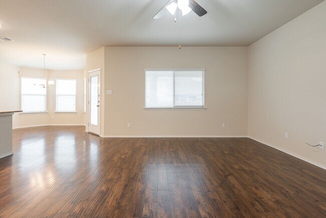 Building Photo - Spacious 3-Bedroom, 2-Bath Home in Lake Po...