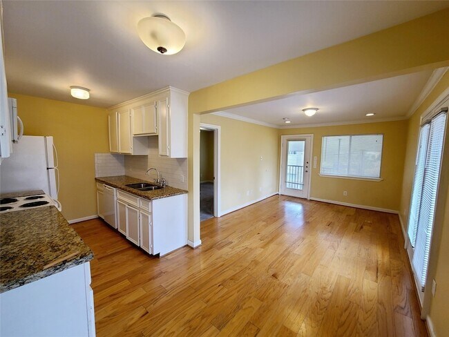 Building Photo - 4931 Junius St