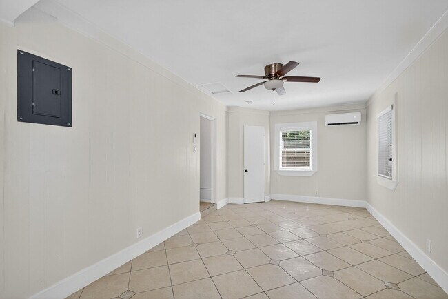 Building Photo - 5009 Spruce Ave