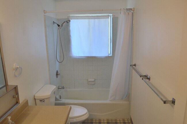 Building Photo - Walton Ln Duplex