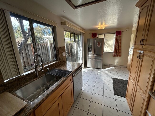 Building Photo - Beautiful 3 Bedroom 2 Bath Home, Private Yard, 2 car attached garage