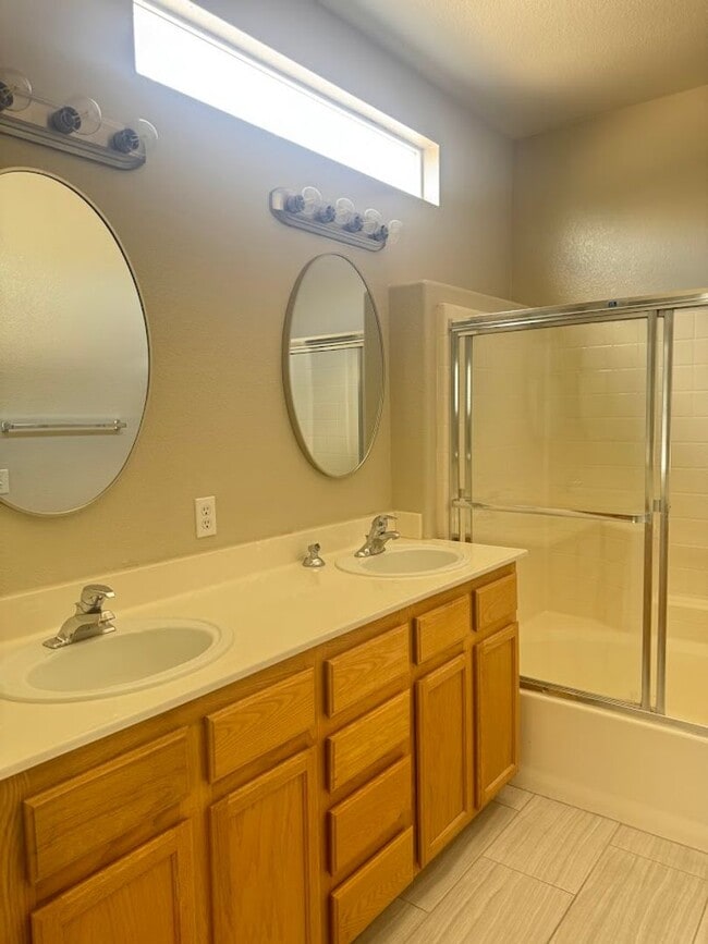 Building Photo - 6005 Highland Gardens Dr