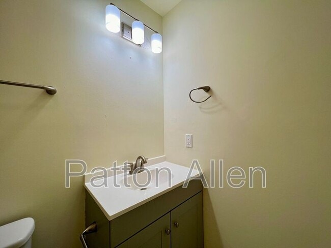 Building Photo - 43 Ravenscroft Dr