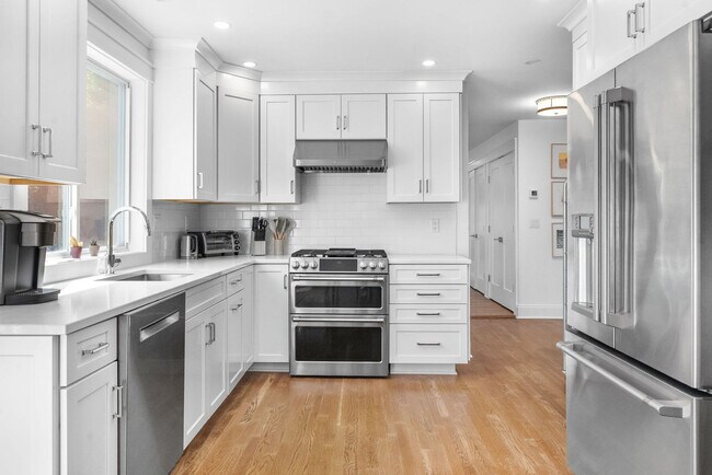 Building Photo - 130 Gaymoor Dr