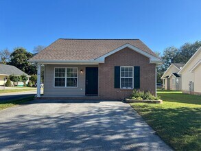 Building Photo - Super Cute 3/2 in Sevierville Close to everything!