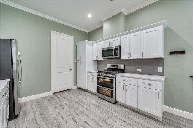 Building Photo - 4068 Winsor Dr