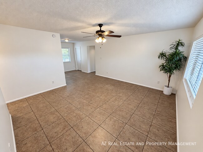 Building Photo - 4528 W Palm Ln