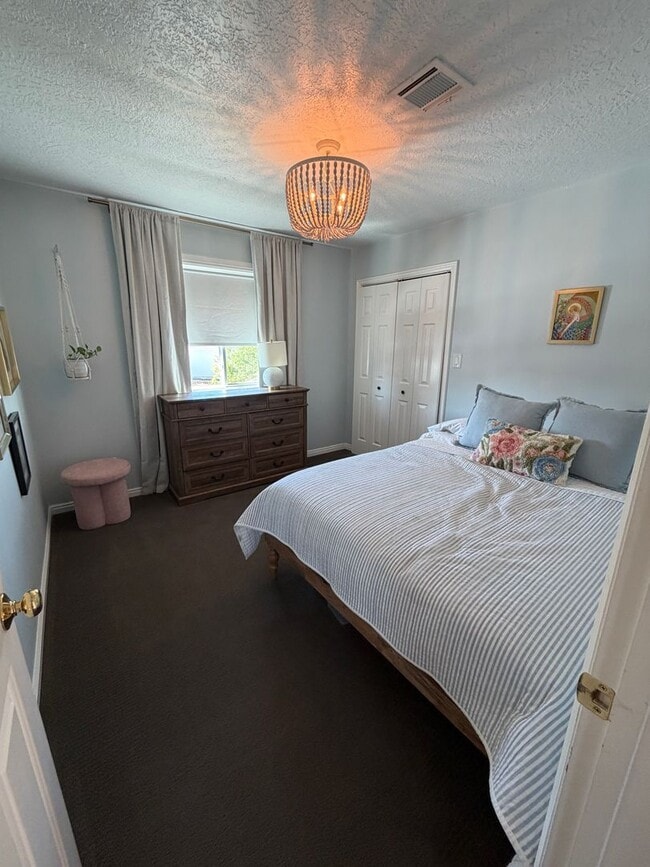 Building Photo - Beautiful 4 bedroom, 3 bathroom Home with a pool!!