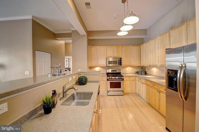 Building Photo - 4951 Brenman Park Dr