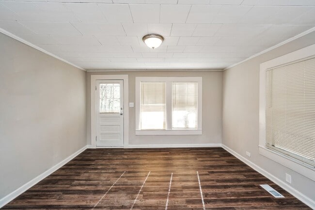 Building Photo - Charming Renovated 2BR Home – Full of Char...