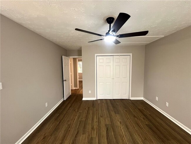 Building Photo - 5843 Summerglen Ln