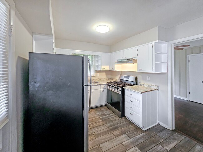 Building Photo - 4-Bedroom Ranch in the Heart of Atlanta – ...