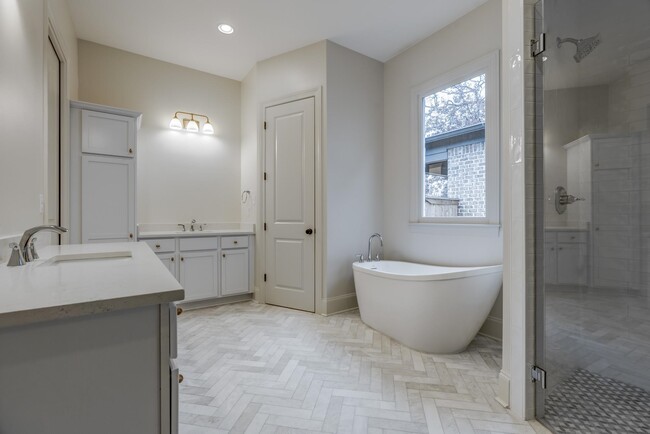 Building Photo - 455 Oma Cove