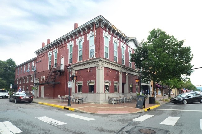 Building Photo - 690 3rd St
