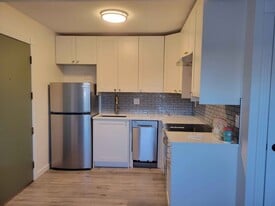 Building Photo - 409 4th St NE