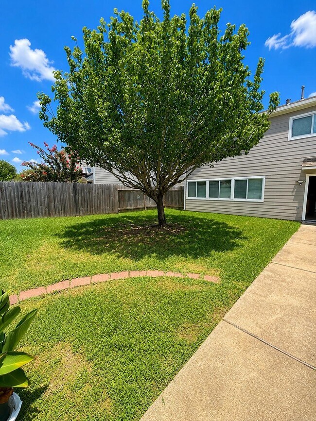 Building Photo - 6146 Settlers Lake Cir W