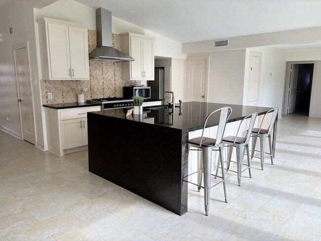 Building Photo - 4711 Imogene St