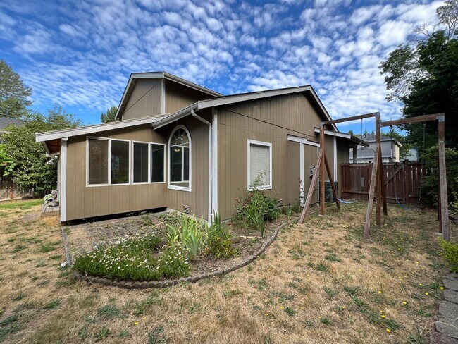 Building Photo - NE Tacoma - Large 3 bedroom 2.5 bathroom w...