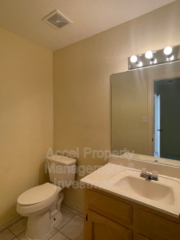 Building Photo - 512 Xanthisma Ave
