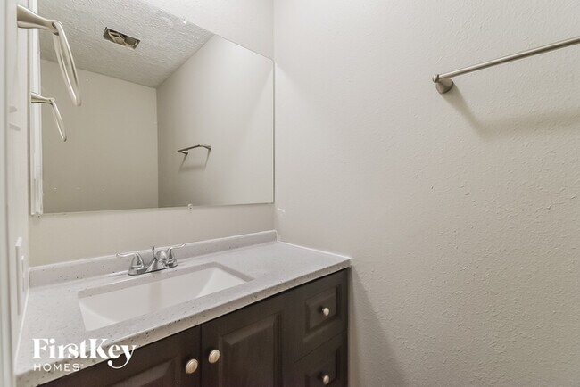 Building Photo - 2213 Moccassin Dr