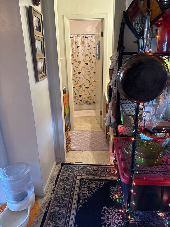 Building Photo - Sweet little Bungalow Near Old Town!