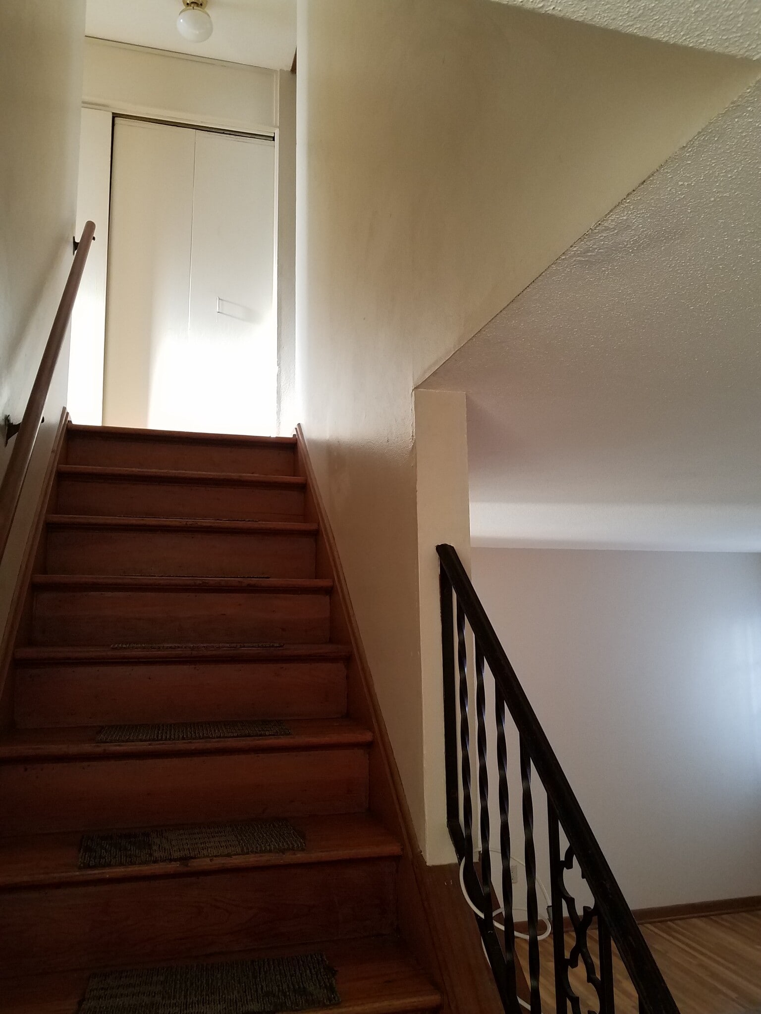 Building Photo - 905 Hillside Dr
