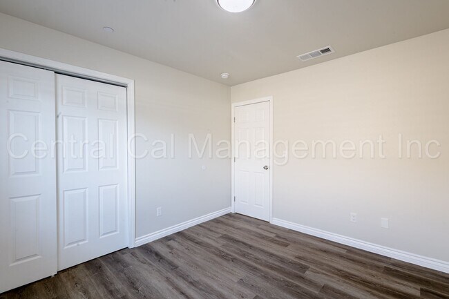 Building Photo - 541 Walker St