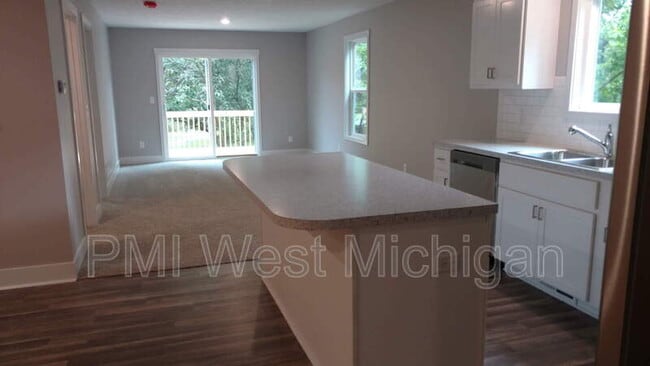 Building Photo - 546 W Elm St