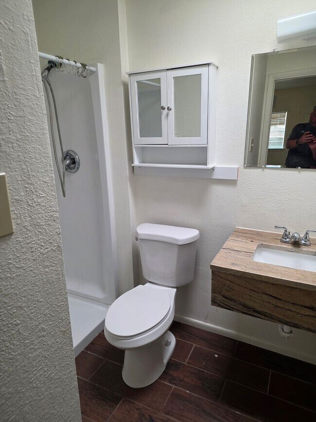 Building Photo - Close in West Side 2 bedroom 1.75/ba 1/cg