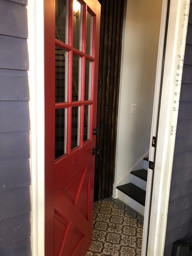 Apartment entry from screened porch - 476 Waldo St SE