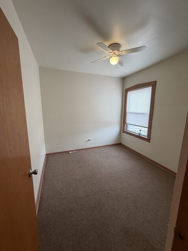 Building Photo - 7402 S Racine Ave