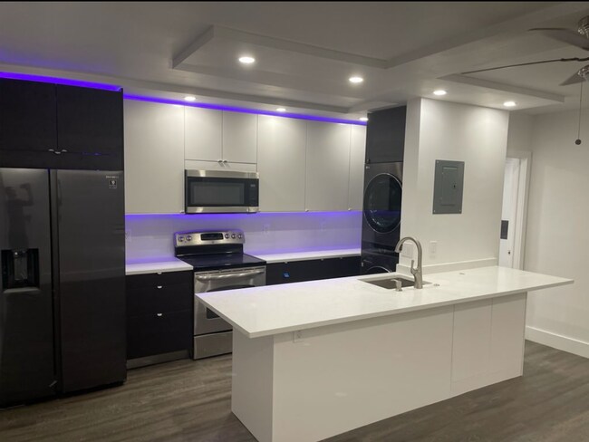 Kitchen 101 South Dale Apt - 1100 NE 9th Ave