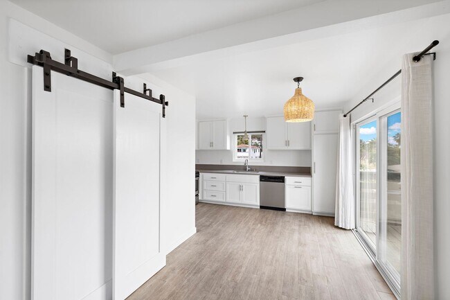 Building Photo - 219 Avenida Santa Barbara