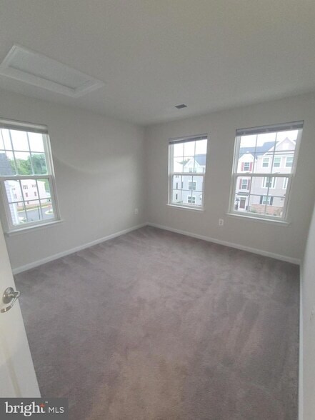 Building Photo - 1006 Valley Run Dr