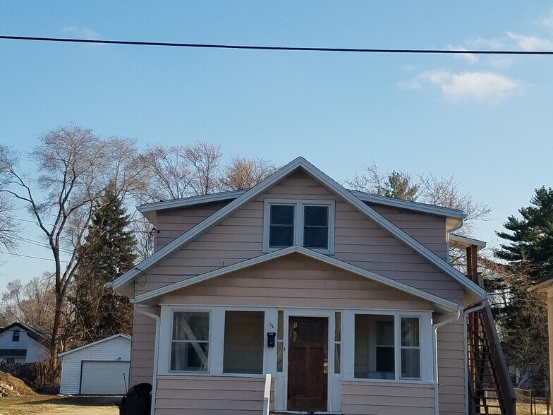 Upper Unit - 611 Lawn Drive