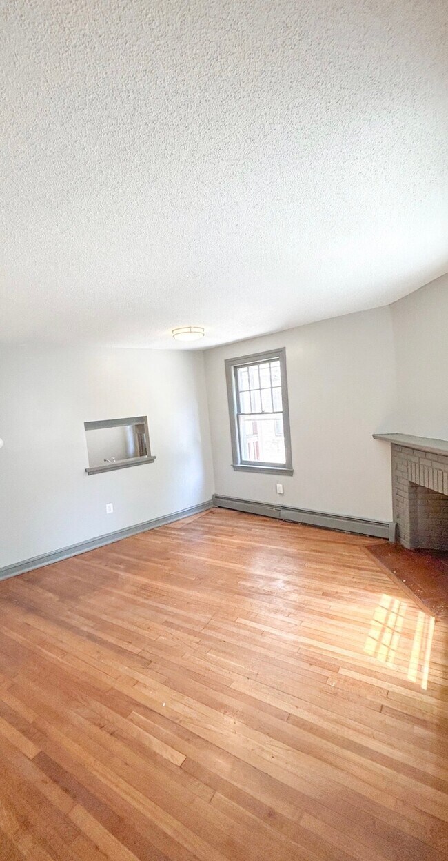 Building Photo - 926 Asylum Ave