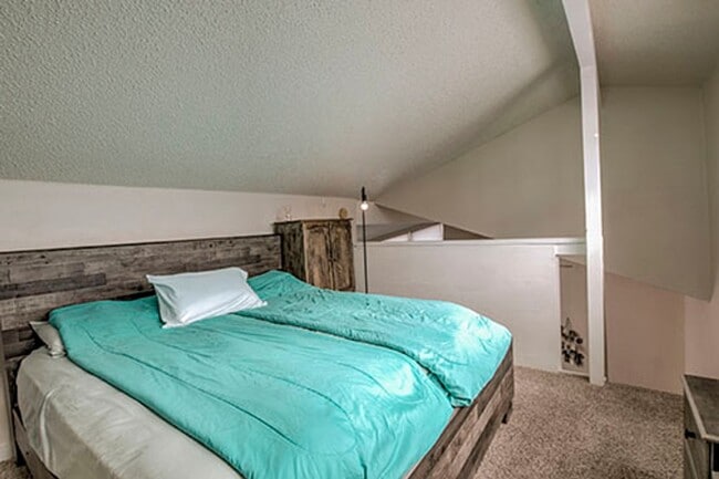 Building Photo - Furnished 2 Bed Plus Loft in Silver Queen East