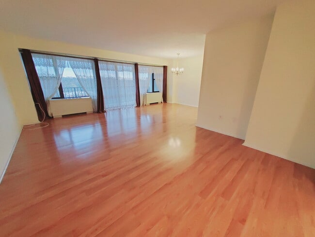Building Photo - 44 Strawberry Hill Ave