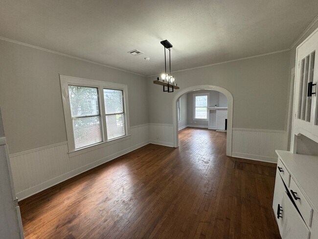 Building Photo - Updated Farm House in Central Waco