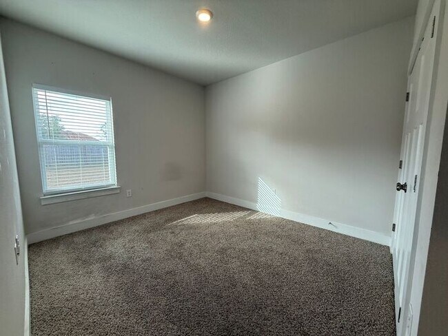 Building Photo - Pensacola - Kaheeley Ridge - 4 bedroom, 3 bathroom - lawn care included