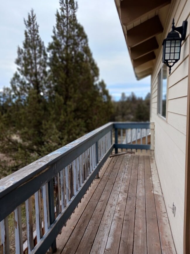 Building Photo - Beautiful Unique 4 Bedroom home with a loft & 3 full bathrooms! Move In Special $500 off first mo...