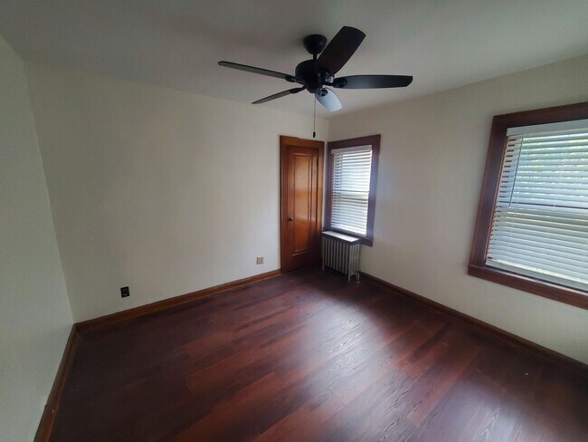 Building Photo - 421 W Oakland Ave