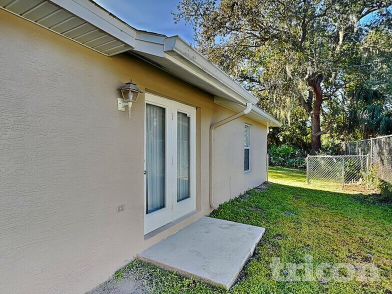 Building Photo - 1090 3rd Ave