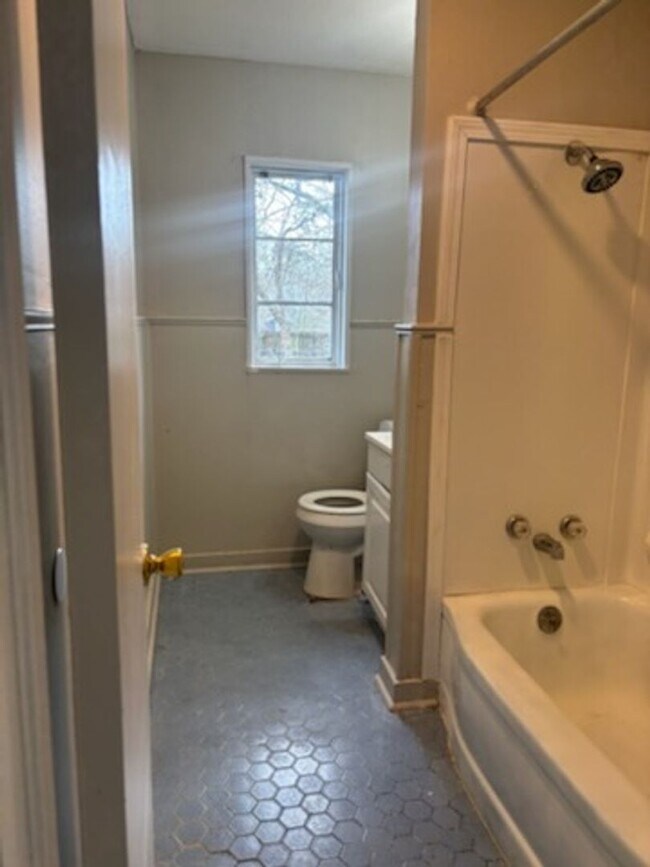 Building Photo - 335 Cummins St