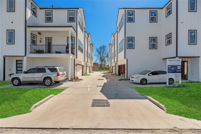 Building Photo - 424 Sikes St