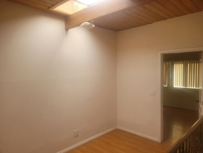 Building Photo - 4401 Kraft Ave